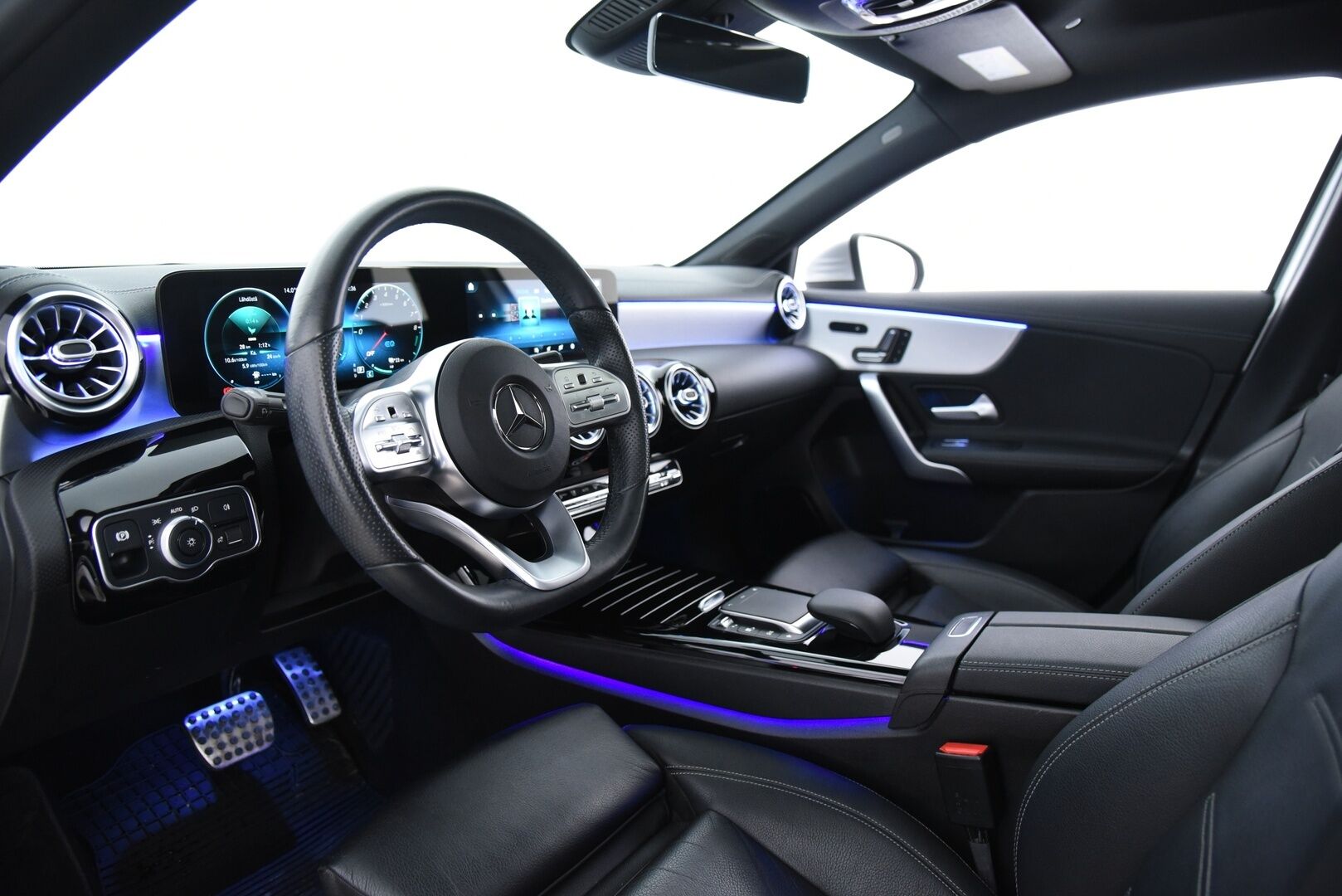 Mercedes-Benz A 2020 250 e A sedan Business AMG Edition EQ Power / Adapt vak. / Muistinahat / Widescreen / Kattoluukku / P-Kamera / Keyless / Ambient - SOH 95.2% / Huippuvarusteltu!