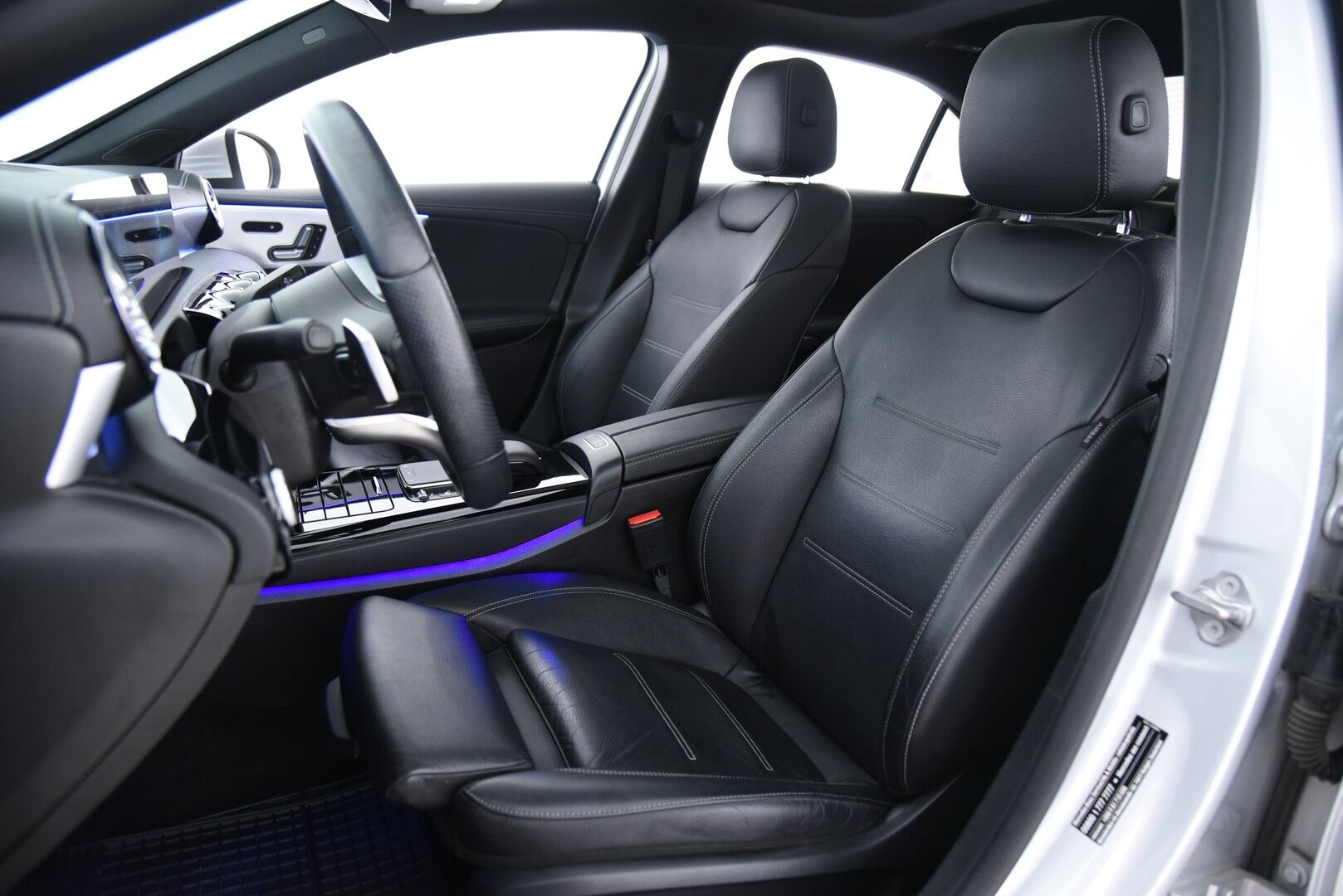 Mercedes-Benz A 2020 250 e A sedan Business AMG Edition EQ Power / Adapt vak. / Muistinahat / Widescreen / Kattoluukku / P-Kamera / Keyless / Ambient - SOH 95.2% / Huippuvarusteltu!