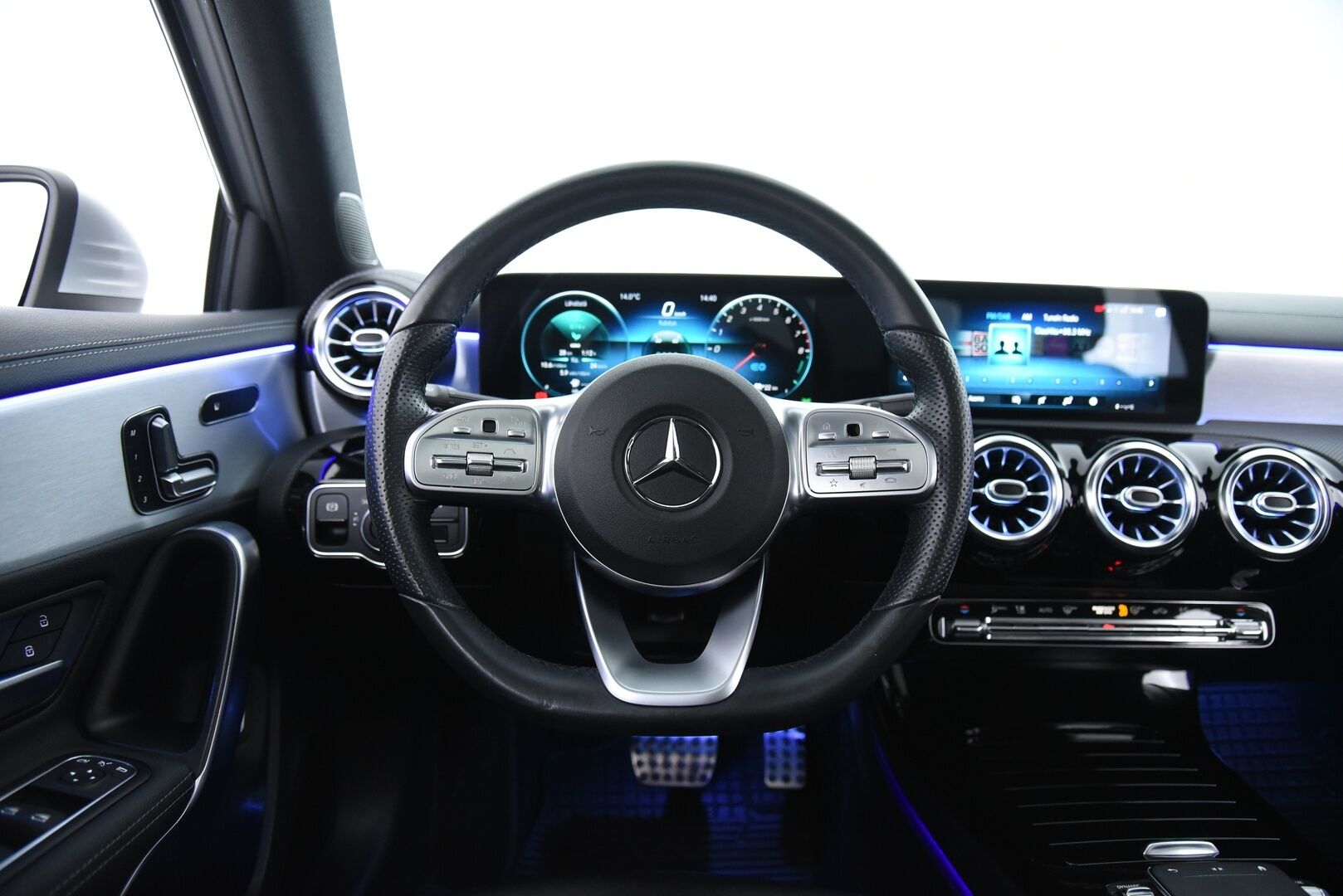 Mercedes-Benz A 2020 250 e A sedan Business AMG Edition EQ Power / Adapt vak. / Muistinahat / Widescreen / Kattoluukku / P-Kamera / Keyless / Ambient - SOH 95.2% / Huippuvarusteltu!