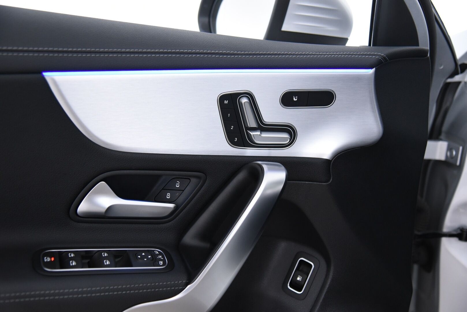 Mercedes-Benz A 2020 250 e A sedan Business AMG Edition EQ Power / Adapt vak. / Muistinahat / Widescreen / Kattoluukku / P-Kamera / Keyless / Ambient - SOH 95.2% / Huippuvarusteltu!