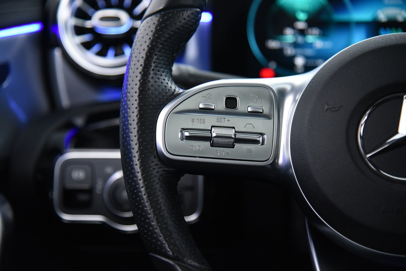 Mercedes-Benz A 2020 250 e A sedan Business AMG Edition EQ Power / Adapt vak. / Muistinahat / Widescreen / Kattoluukku / P-Kamera / Keyless / Ambient - SOH 95.2% / Huippuvarusteltu!