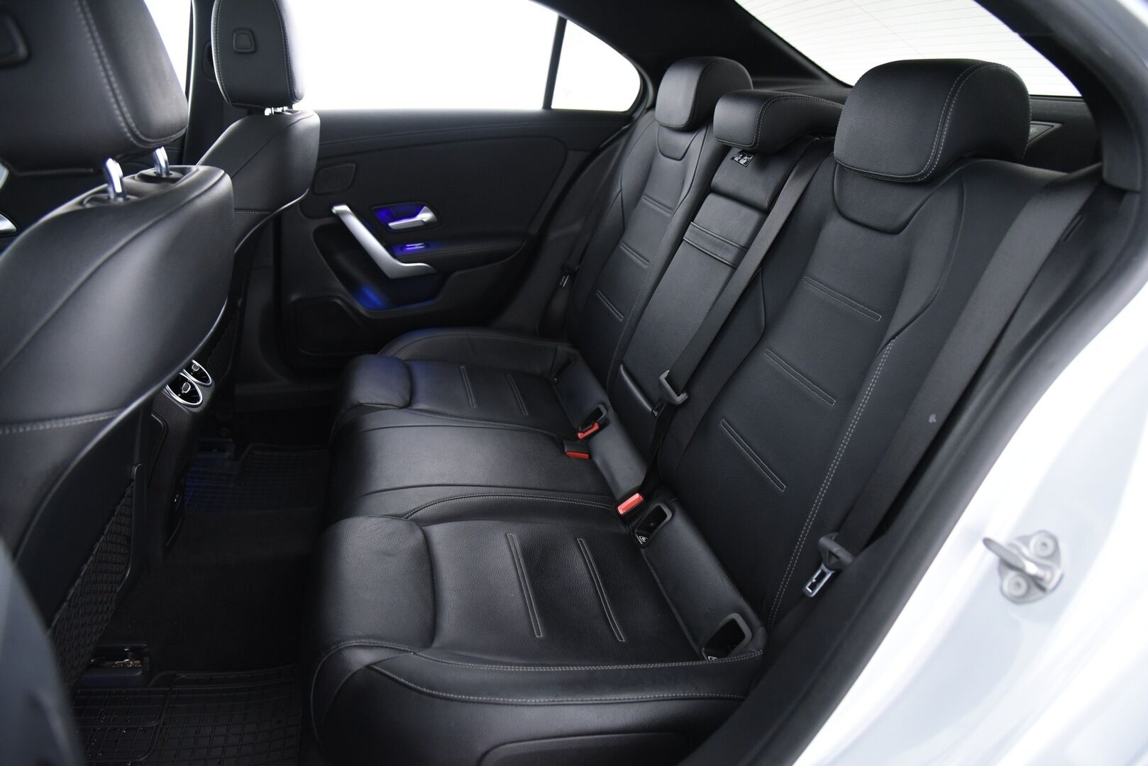 Mercedes-Benz A 2020 250 e A sedan Business AMG Edition EQ Power / Adapt vak. / Muistinahat / Widescreen / Kattoluukku / P-Kamera / Keyless / Ambient - SOH 95.2% / Huippuvarusteltu!