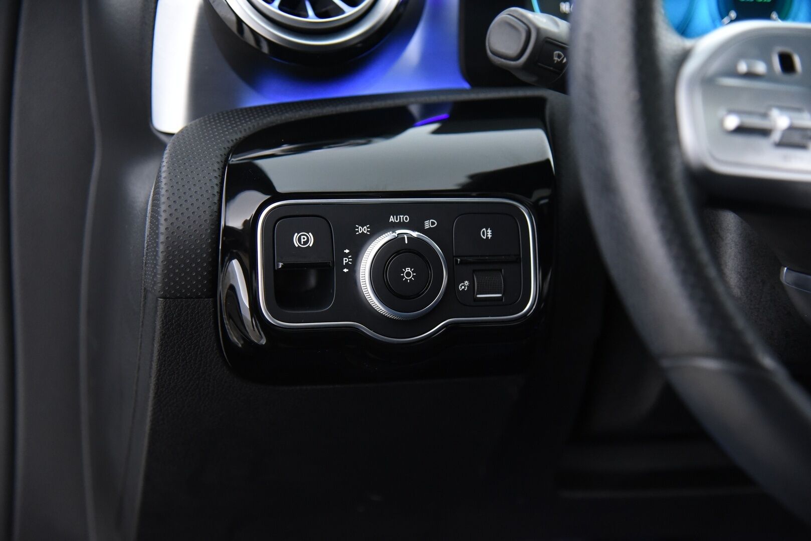 Mercedes-Benz A 2020 250 e A sedan Business AMG Edition EQ Power / Adapt vak. / Muistinahat / Widescreen / Kattoluukku / P-Kamera / Keyless / Ambient - SOH 95.2% / Huippuvarusteltu!