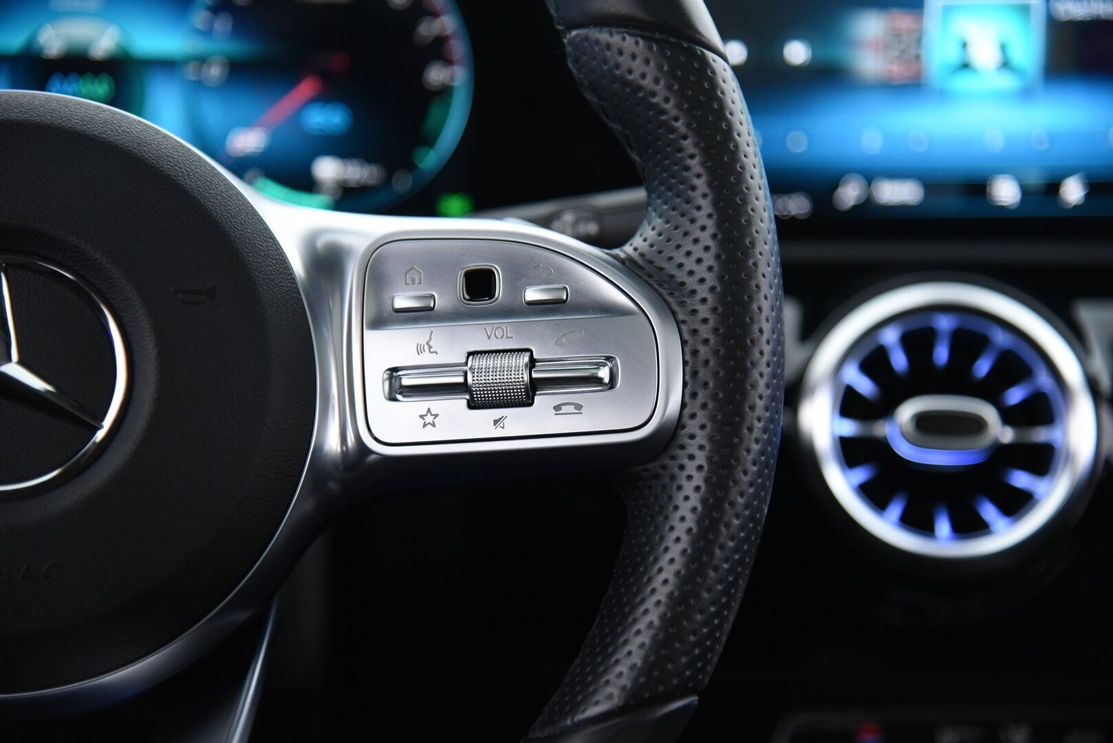 Mercedes-Benz A 2020 250 e A sedan Business AMG Edition EQ Power / Adapt vak. / Muistinahat / Widescreen / Kattoluukku / P-Kamera / Keyless / Ambient - SOH 95.2% / Huippuvarusteltu!