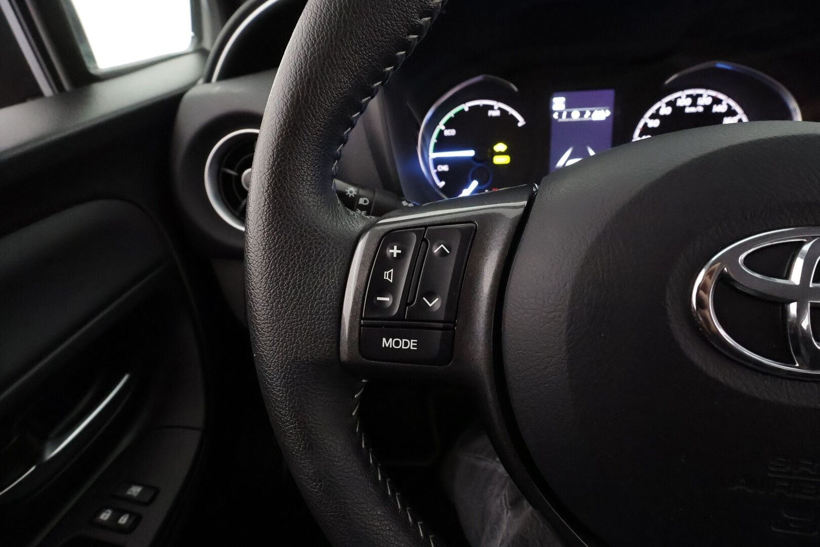 Toyota Yaris 2020 1,5 Hybrid Y20 Edition * Vakkari / P.kamera / Navi / Lohko / Kaistavahti * - 1.Om Suomi-auto / Kahdet renkaat aluvanteilla / Juuri huollettu!