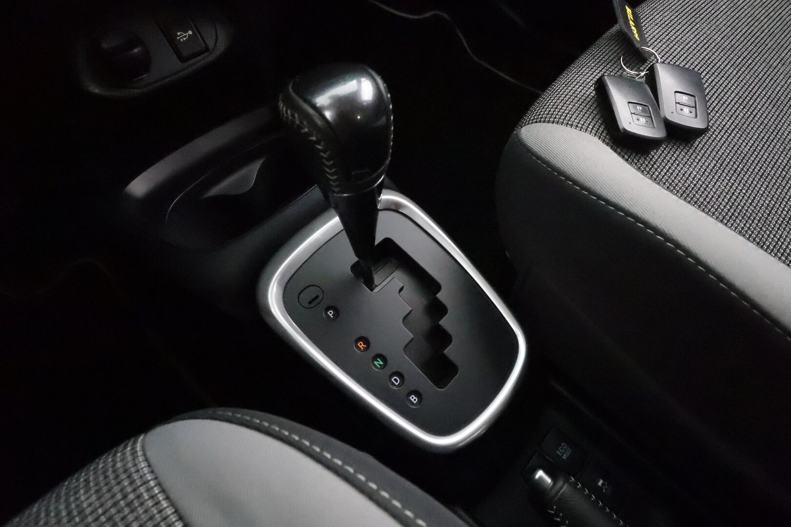 Toyota Yaris 2020 1,5 Hybrid Y20 Edition * Vakkari / P.kamera / Navi / Lohko / Kaistavahti * - 1.Om Suomi-auto / Kahdet renkaat aluvanteilla / Juuri huollettu!