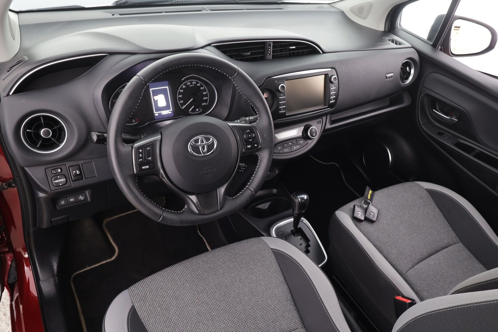 Toyota Yaris 2020 1,5 Hybrid Y20 Edition * Vakkari / P.kamera / Navi / Lohko / Kaistavahti * - 1.Om Suomi-auto / Kahdet renkaat aluvanteilla / Juuri huollettu!