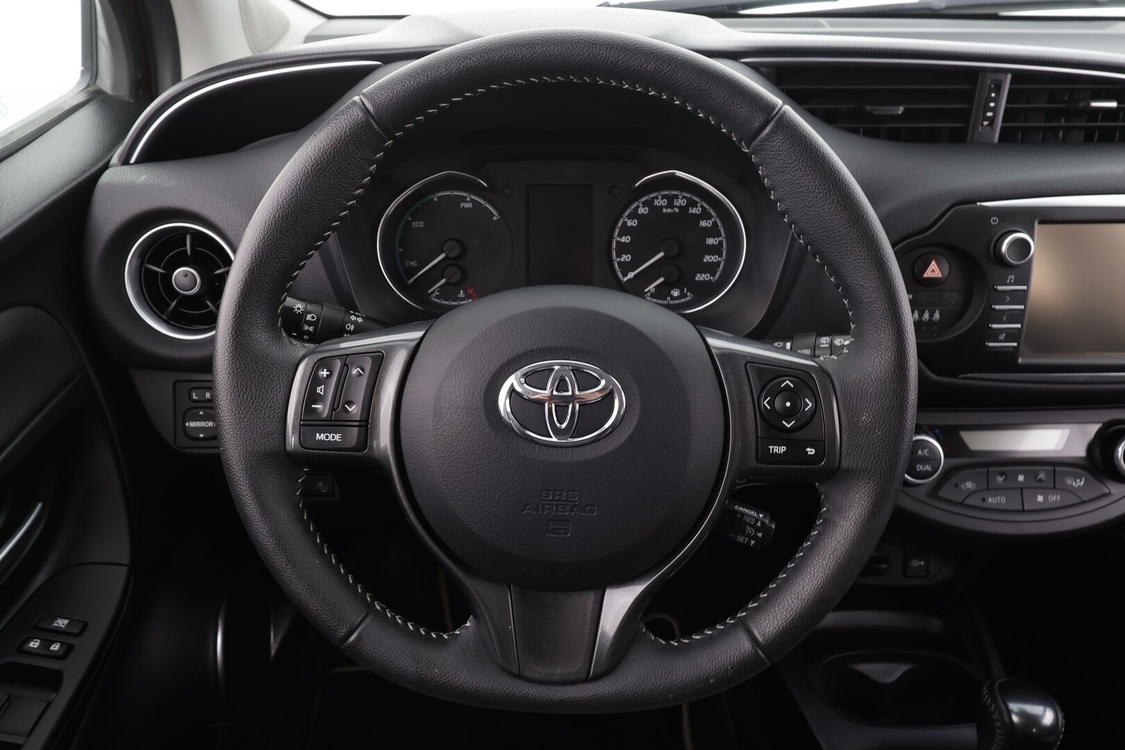 Toyota Yaris 2020 1,5 Hybrid Y20 Edition * Vakkari / P.kamera / Navi / Lohko / Kaistavahti * - 1.Om Suomi-auto / Kahdet renkaat aluvanteilla