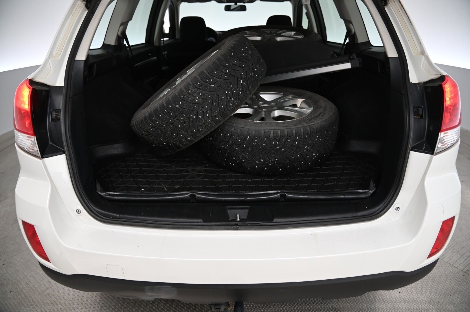 Subaru Legacy 2011 *Myydään Huutokaupat.com*