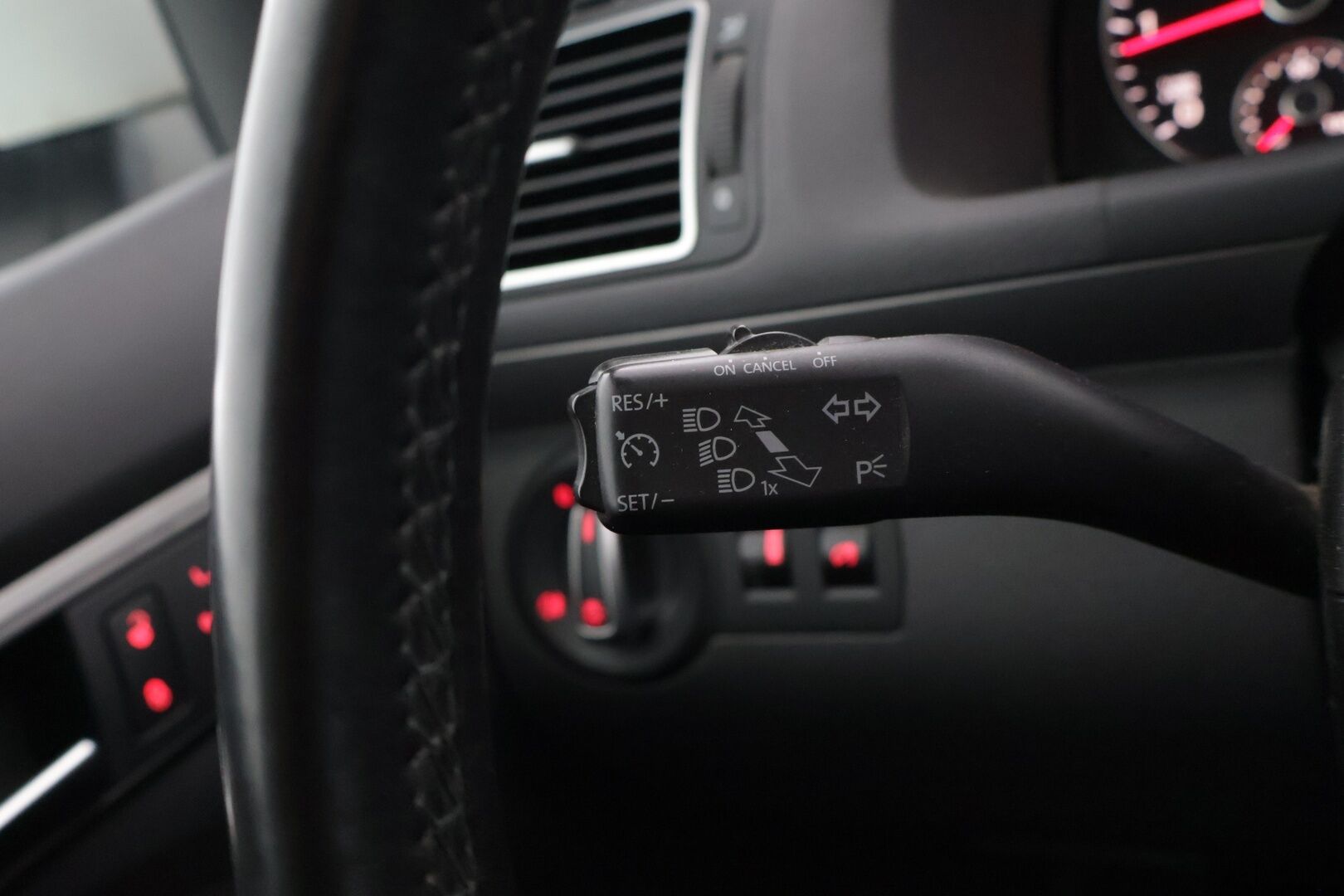 Volkswagen Touran 2011 Comfortline 1,6 TDI DSG 7-Paik.  *MYYDÄÄN HUUTOKAUPAT.COMISSA* - Webasto / Tutkat eteen ja taakse / Vetokoukku / Panoraama *