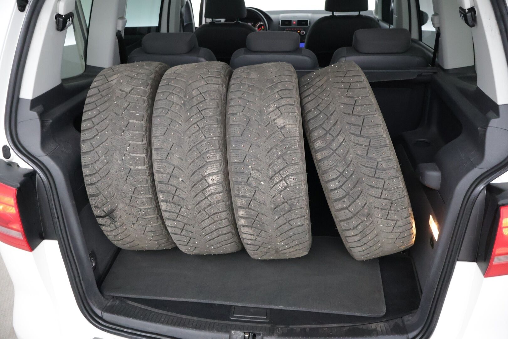 Volkswagen Touran 2011 Comfortline 1,6 TDI DSG 7-Paik.  *MYYDÄÄN HUUTOKAUPAT.COMISSA* - Webasto / Tutkat eteen ja taakse / Vetokoukku / Panoraama *