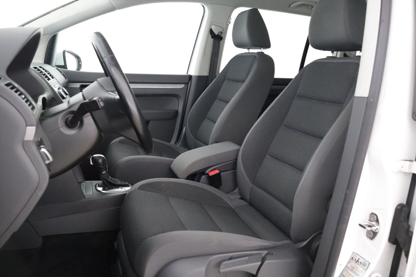 Volkswagen Touran 2011 Comfortline 1,6 TDI DSG 7-Paik.  *MYYDÄÄN HUUTOKAUPAT.COMISSA* - Webasto / Tutkat eteen ja taakse / Vetokoukku / Panoraama *