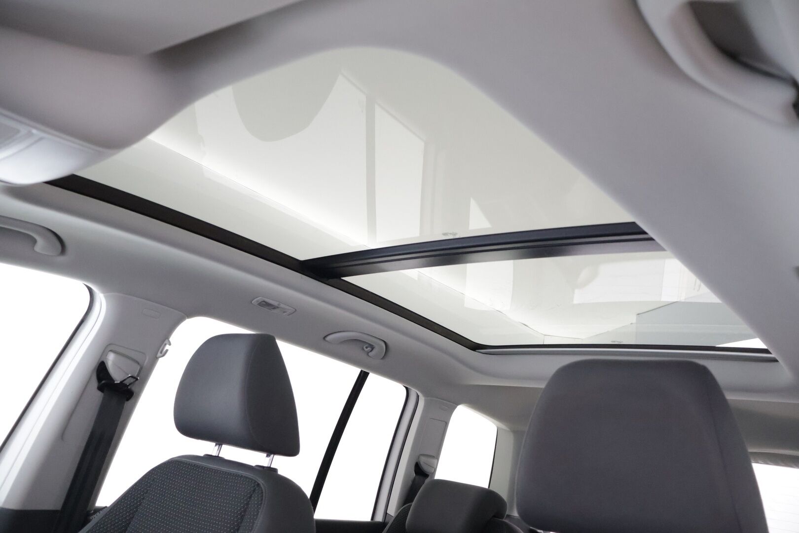 Volkswagen Touran 2011 Comfortline 1,6 TDI DSG 7-Paik.  *MYYDÄÄN HUUTOKAUPAT.COMISSA* - Webasto / Tutkat eteen ja taakse / Vetokoukku / Panoraama *
