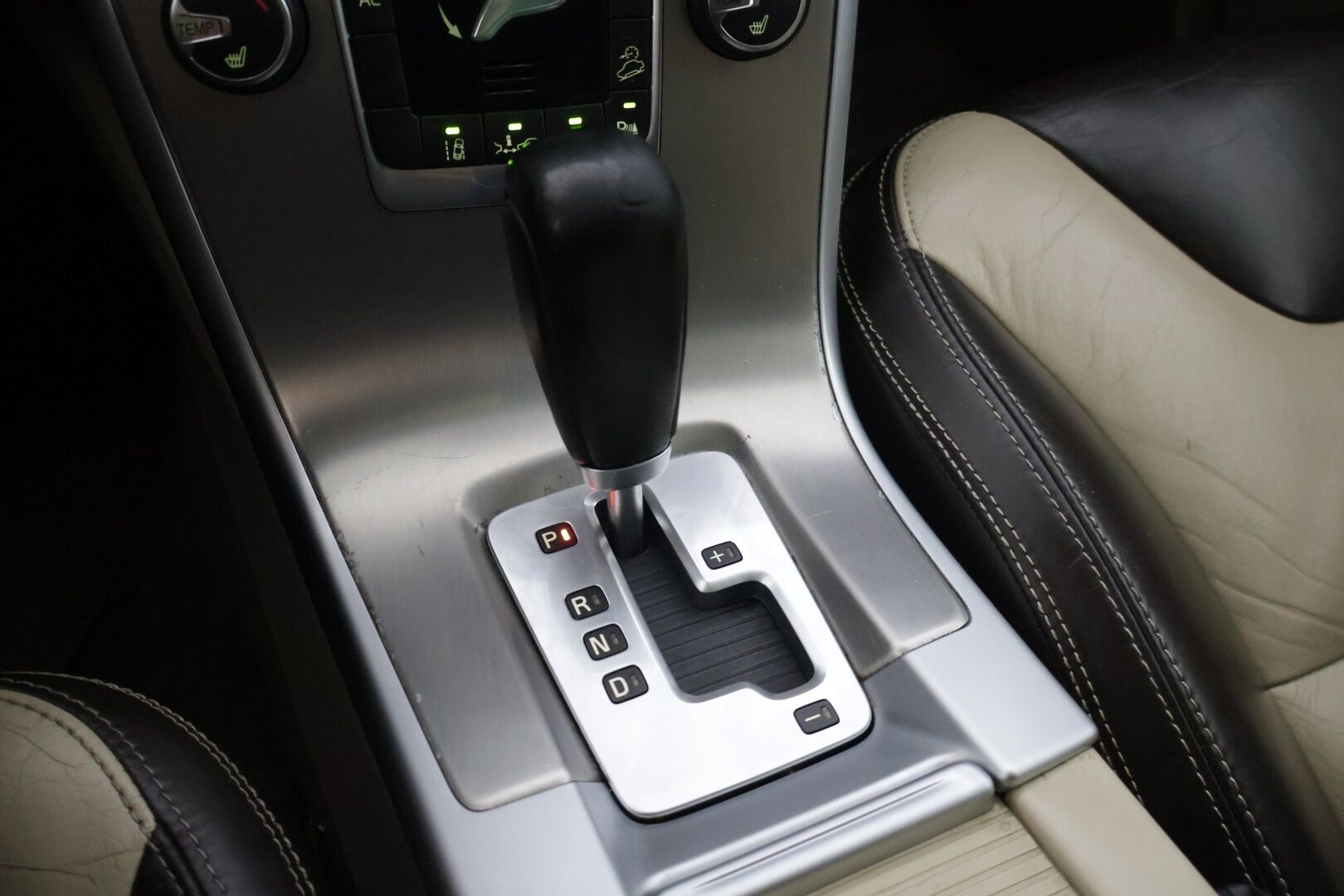 Volvo XC60 2011 D5 AWD Summum Business aut * Adapt. Vakkari / Webasto / Panorama / Blis / Kaistavahti * - * ACC / Hyvin huollettu / Kattavasta varusteltu * - HULLUT AVAJAISHULINAT KORKOTARJOUS 3,29 %