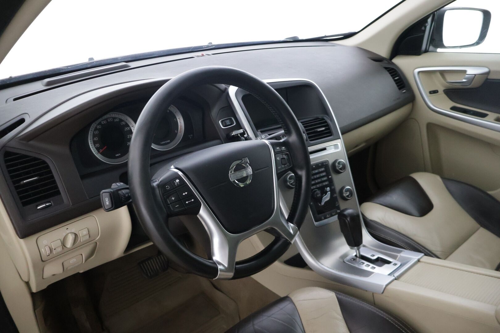 Volvo XC60 2011 D5 AWD Summum Business aut * Adapt. Vakkari / Webasto / Panorama / Blis / Kaistavahti * - * ACC / Hyvin huollettu / Kattavasta varusteltu * - HULLUT AVAJAISHULINAT KORKOTARJOUS 3,29 %