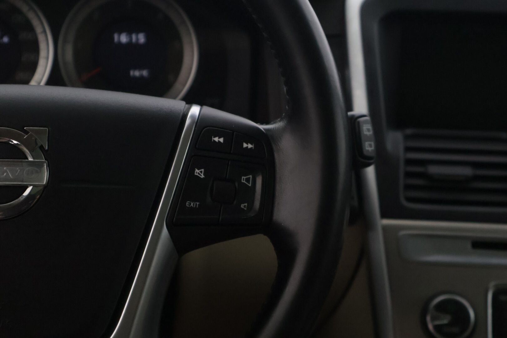 Volvo XC60 2011 D5 AWD Summum Business aut * Webasto / Panorama / Blis / Adapt. vakkari / Kaistavahti * - * Hyvin huollettu / Kattavasta varusteltu *