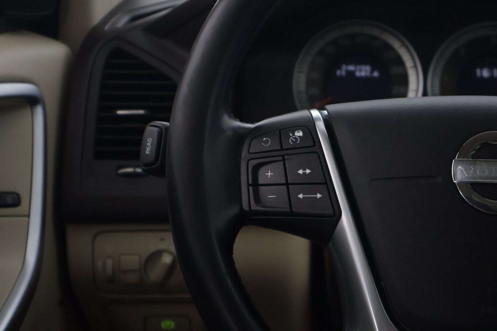 Volvo XC60 2011 D5 AWD Summum Business aut * Webasto / Panorama / Blis / Adapt. vakkari / Kaistavahti * - * Hyvin huollettu / Kattavasta varusteltu *