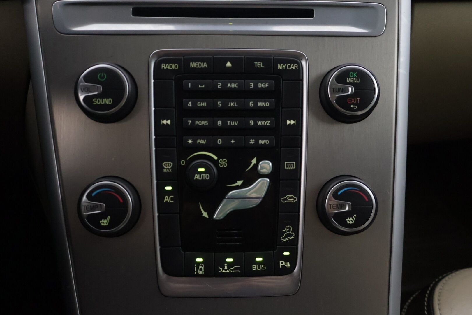 Volvo XC60 2011 D5 AWD Summum Business aut * Adapt. Vakkari / Webasto / Panorama / Blis / Kaistavahti * - * ACC / Hyvin huollettu / Kattavasta varusteltu * - HULLUT AVAJAISHULINAT KORKOTARJOUS 3,29 %