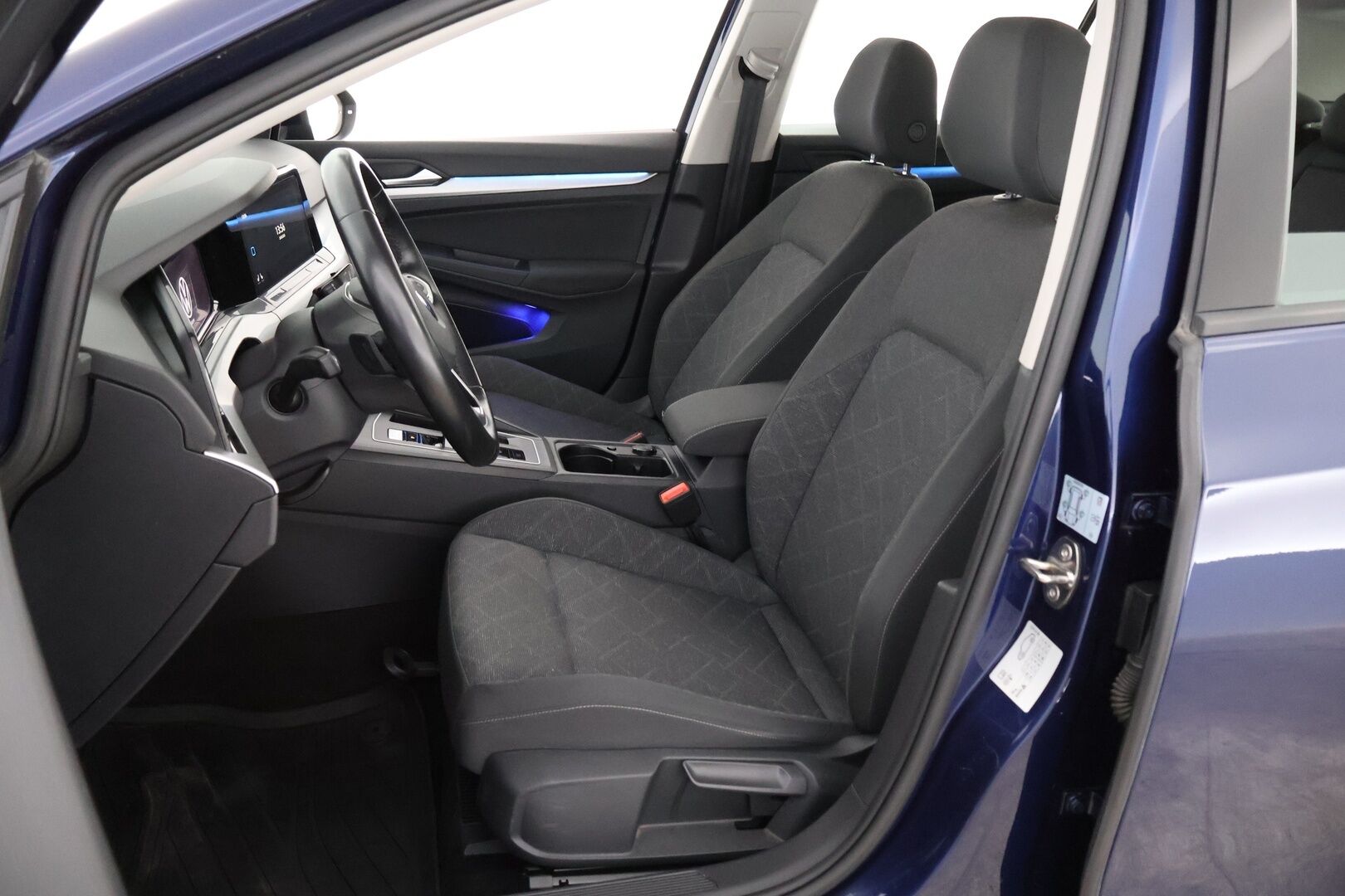 Volkswagen Golf 2020 First Edition 1,5 eTSI 110 kW (MHEV) DSG-automaatti - Suomiauto / Webasto / Adapt.Vakkari / Digimittari / LED / Ratinlämmitys / KeyLess / Apple&Android / Navi / Huippuvarusteet!