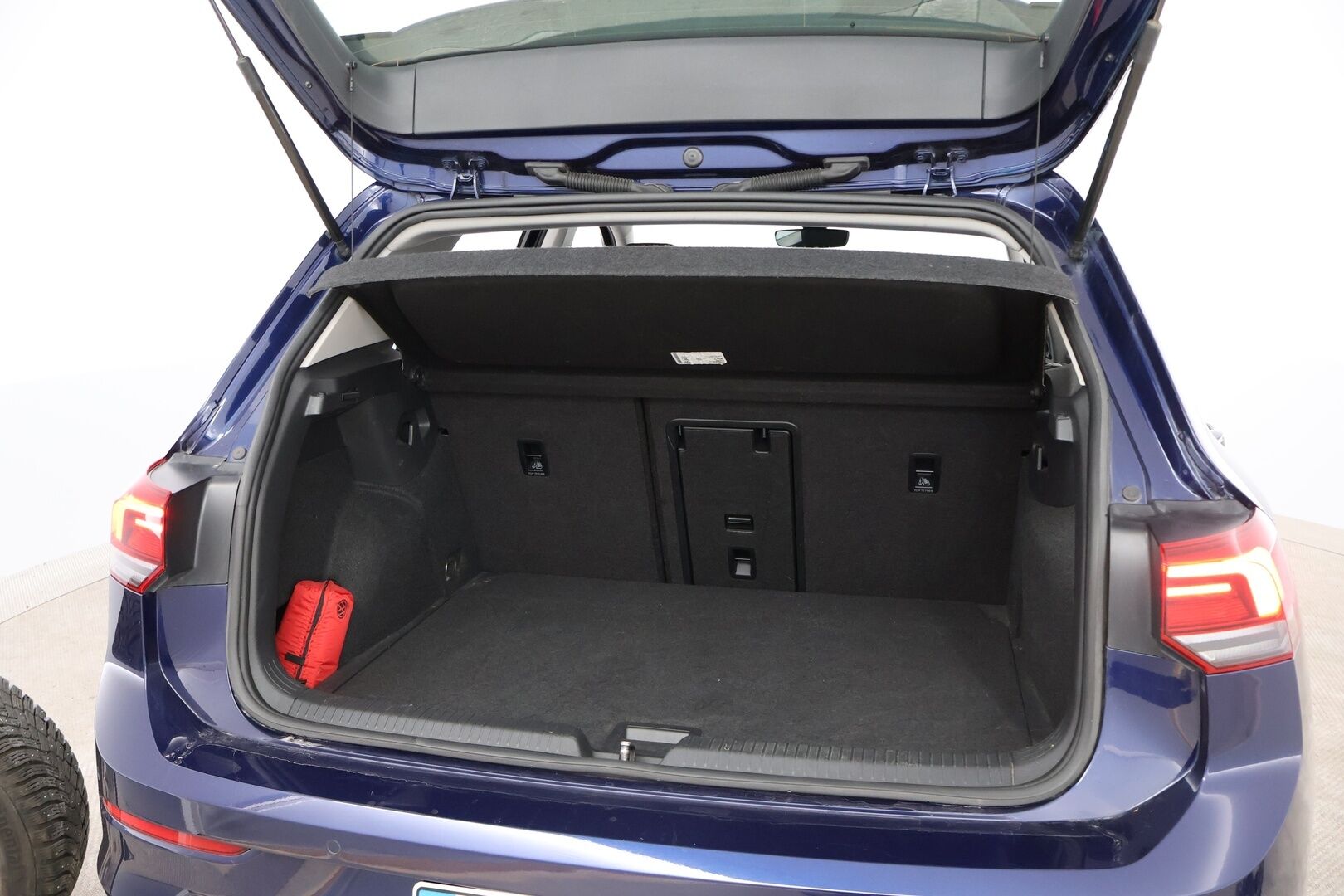 Volkswagen Golf 2020 First Edition 1,5 eTSI 110 kW (MHEV) DSG-automaatti - Suomiauto / Webasto / Adapt.Vakkari / Digimittari / LED / Ratinlämmitys / KeyLess / Apple&Android / Navi / Huippuvarusteet!