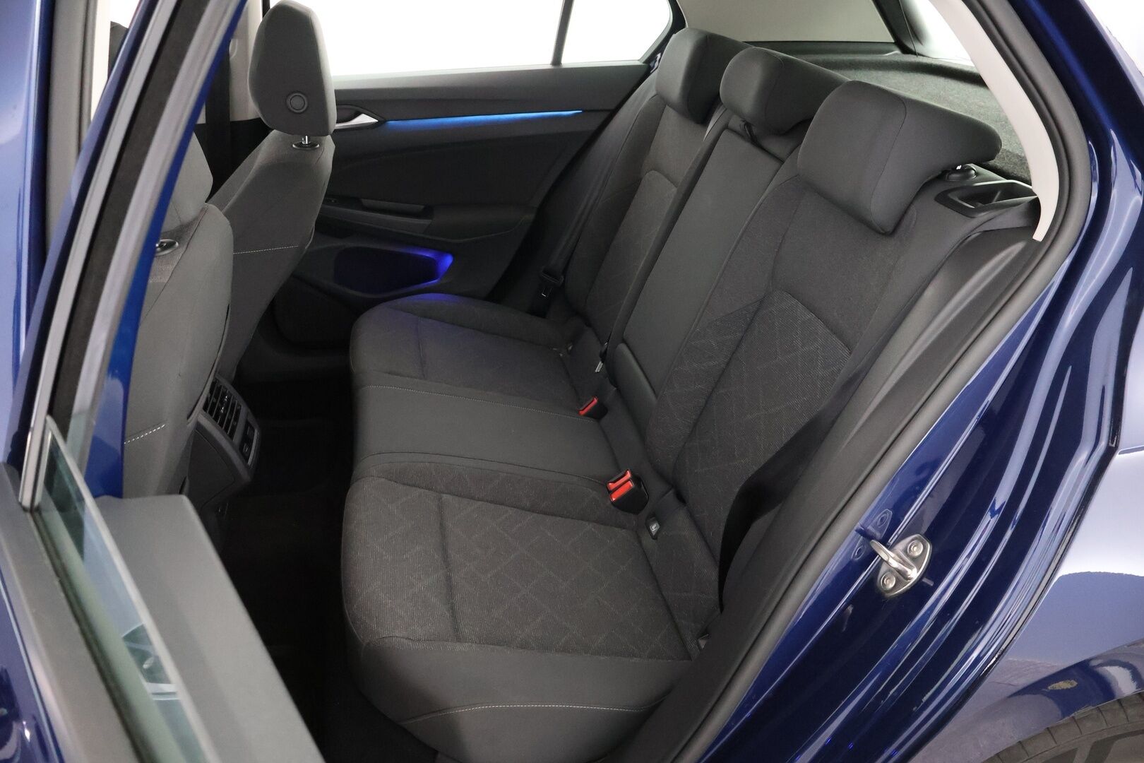 Volkswagen Golf 2020 First Edition 1,5 eTSI 110 kW (MHEV) DSG-automaatti - Suomiauto / Webasto / Adapt.Vakkari / Digimittari / LED / Ratinlämmitys / KeyLess / Apple&Android / Navi / Huippuvarusteet!