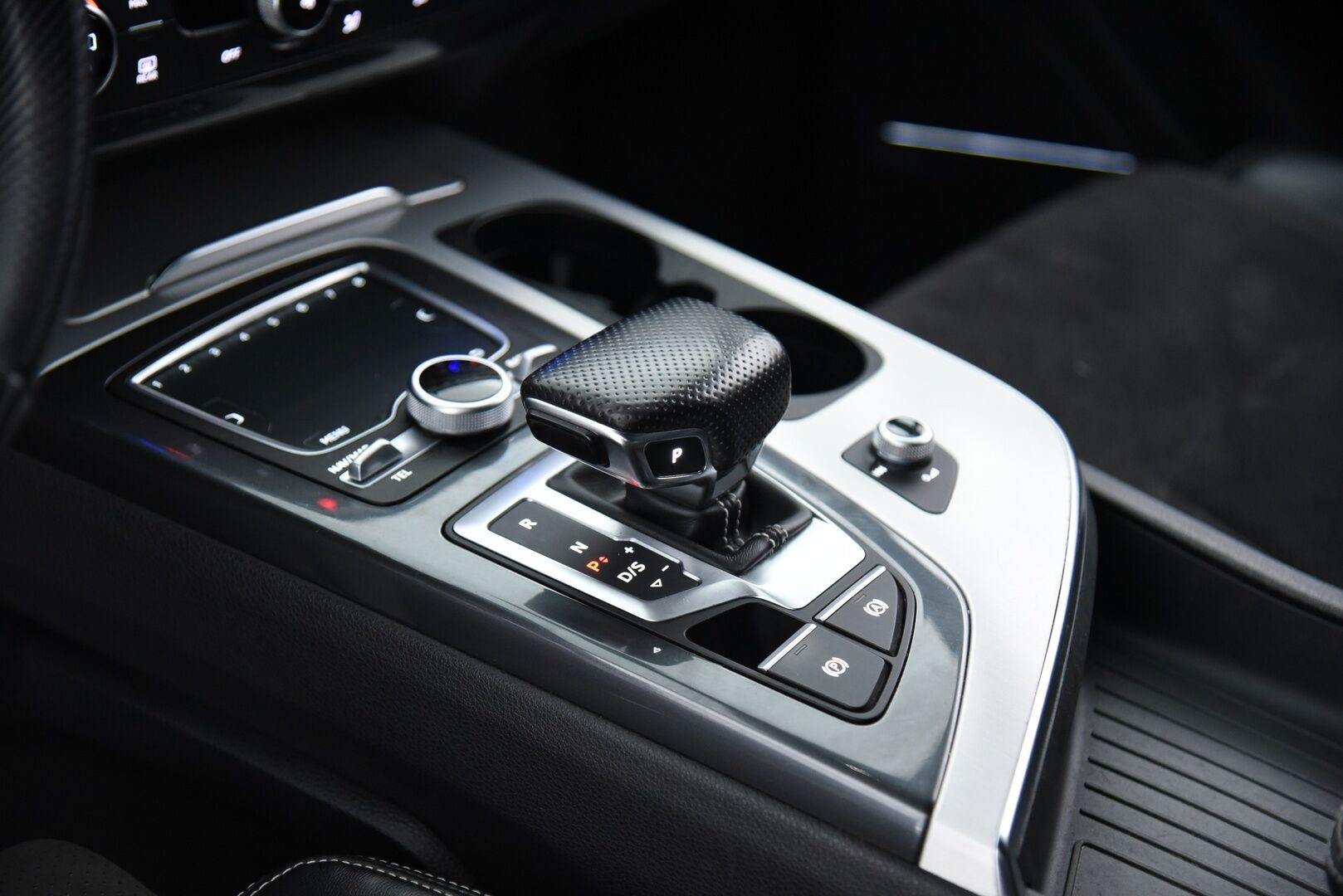 Audi Q7 2016 3,0 V6 TDI 200 kW quattro tiptronic S-Line 7p / Vetokoukku / Webasto / Bose / Digimittaristo / Muistipenkki / MMI+ / LED - P-Tutkat / Tehokas 200kW -malli 7-paikkaisena!