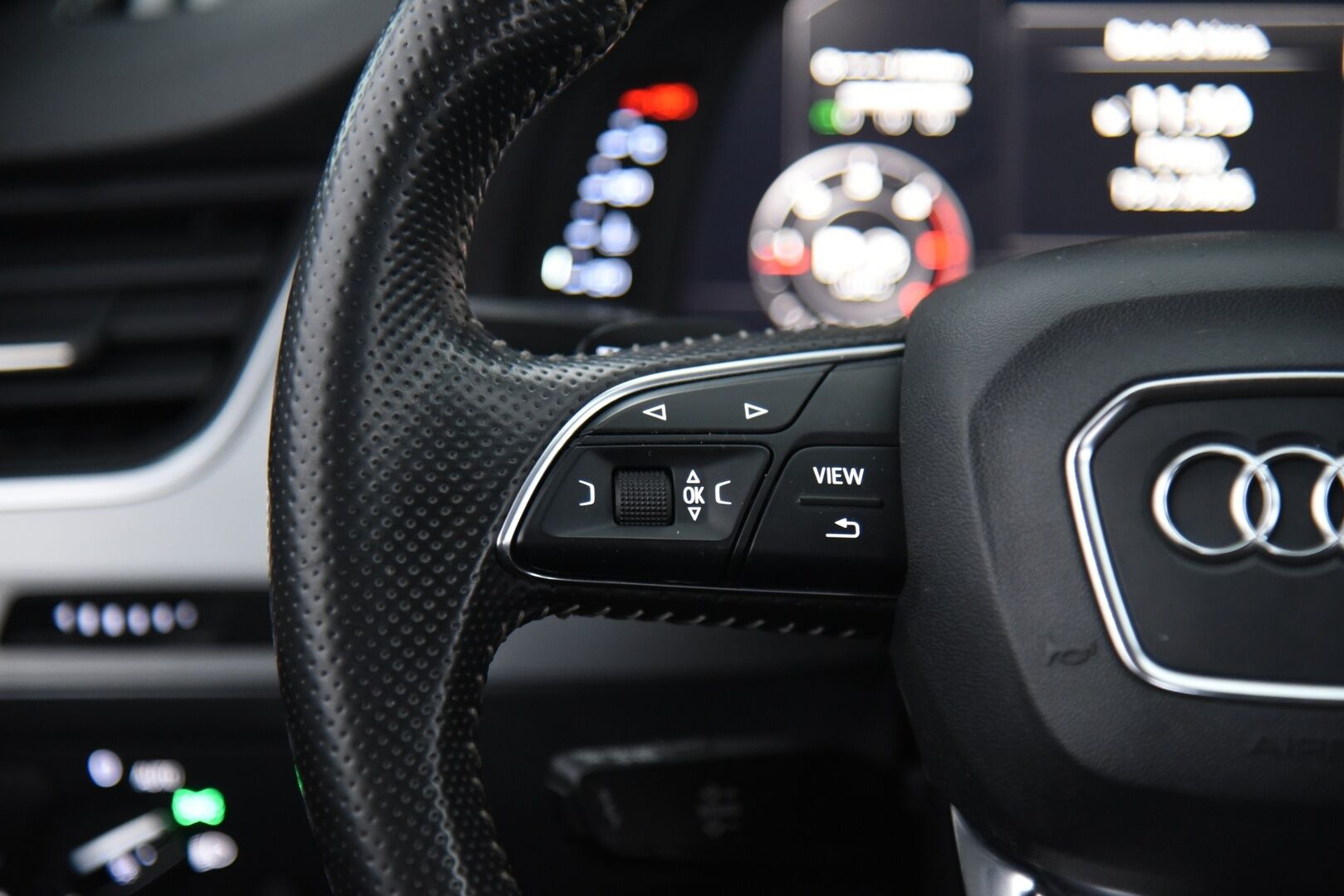 Audi Q7 2016 3,0 V6 TDI 200 kW quattro tiptronic S-Line 7p * Vetokoukku / Webasto / Bose / Digimittaristo / Muistipenkki / MMI+ / LED * - Muistipenkki / Alletaittuva koukku / MMI+ / Pa-lämmitin - HULLUT AVAJAISHULINAT KORKOTARJOUS 3,29 %