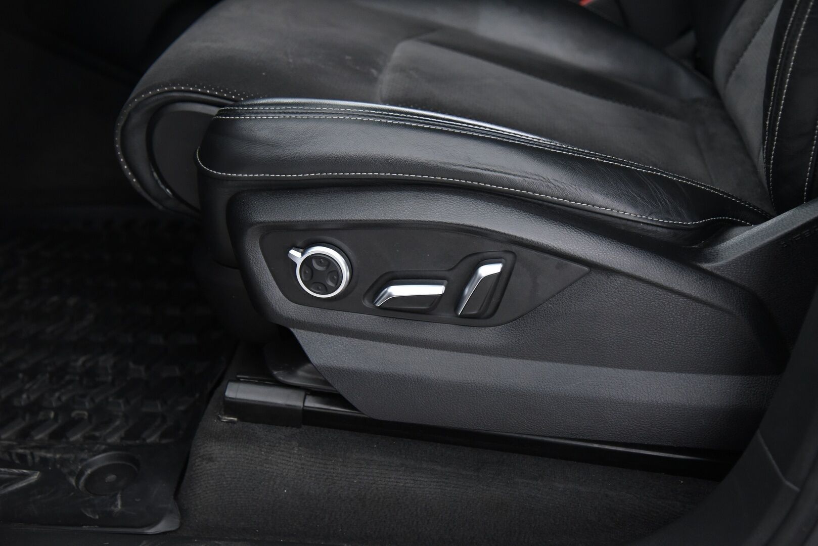 Audi Q7 2016 3,0 V6 TDI 200 kW quattro tiptronic S-Line 7p * Vetokoukku / Webasto / Bose / Digimittaristo / Muistipenkki / MMI+ / LED * - Muistipenkki / Alletaittuva koukku / MMI+ / Pa-lämmitin - HULLUT AVAJAISHULINAT KORKOTARJOUS 3,29 %