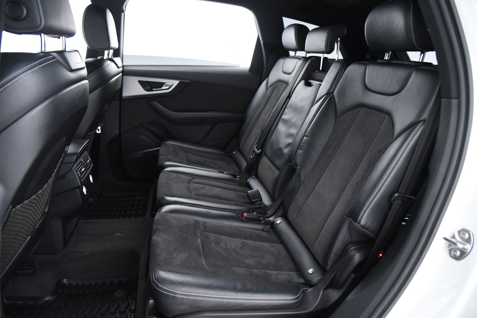 Audi Q7 2016 3,0 V6 TDI 200 kW quattro tiptronic S-Line 7p * Vetokoukku / Webasto / Bose / Digimittaristo / Muistipenkki / MMI+ / LED * - Muistipenkki / Alletaittuva koukku / MMI+ / Pa-lämmitin - HULLUT AVAJAISHULINAT KORKOTARJOUS 3,29 %