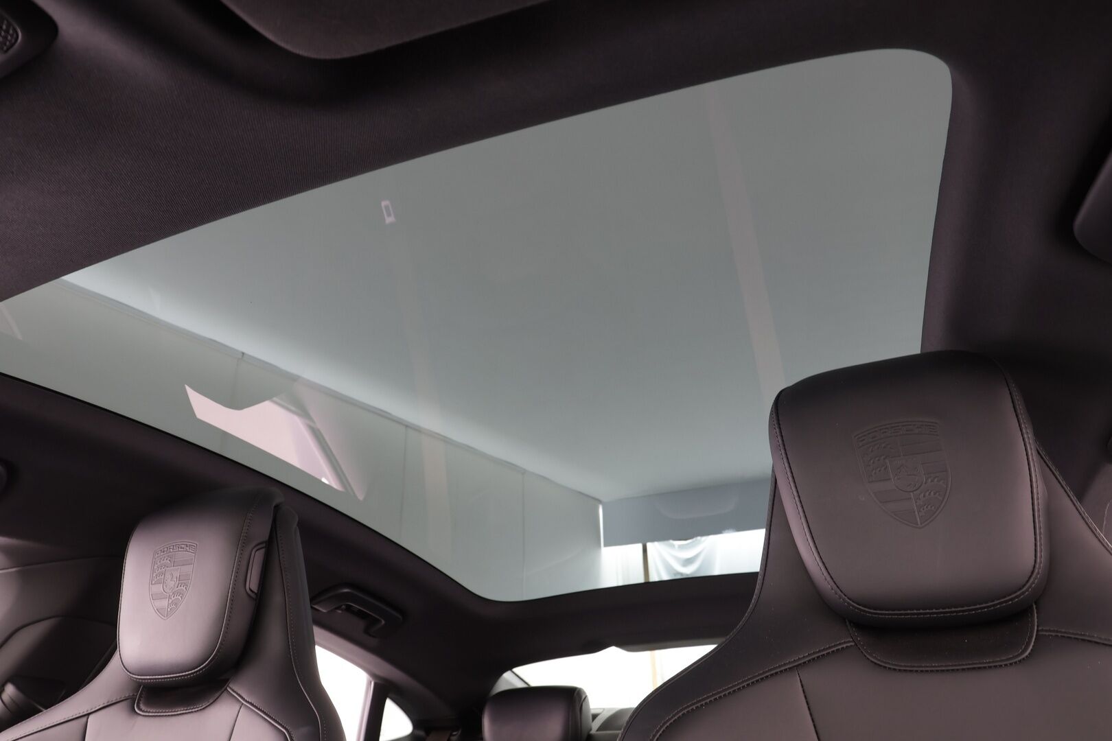 Porsche Taycan 2020 4S 420 kW * Sport-Chrono / Bose / 18-ist muistilla / PDLS+ / PASM / 360 Kamera / Lämpöpumppu * - 1.Om Suomi-auto / Näyttö matkustajalle / Akku kuntotarkastettu / Merkkihuollettu / Kahdet renkaat aluvanteilla