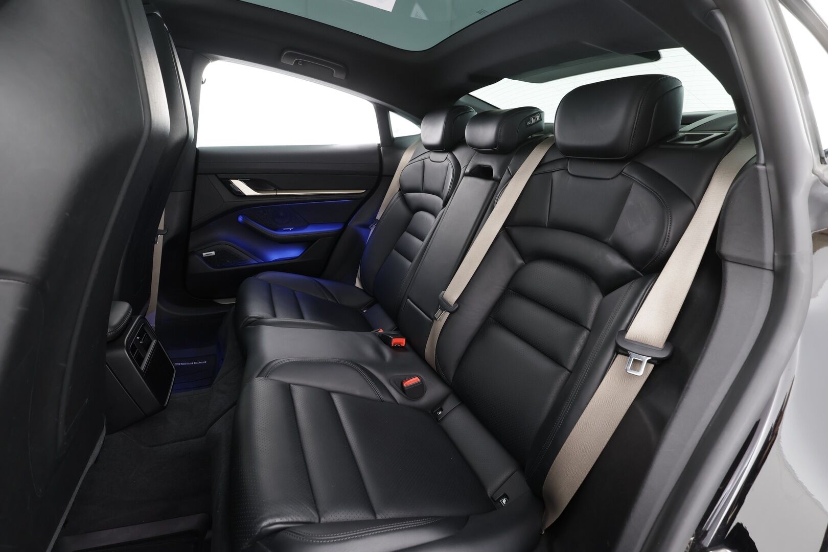 Porsche Taycan 2020 4S 420 kW * Sport-Chrono / Bose / 18-ist muistilla / PDLS+ / PASM / 360 Kamera / Lämpöpumppu * - 1.Om Suomi-auto / Näyttö matkustajalle / Akku kuntotarkastettu / Merkkihuollettu / Kahdet renkaat aluvanteilla