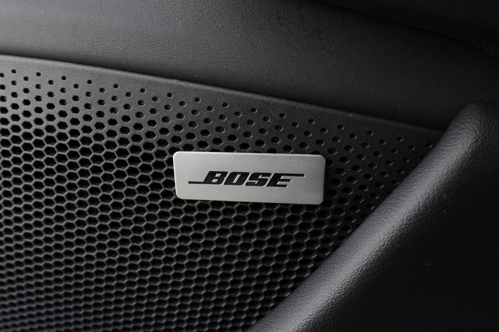 Porsche Taycan 2020 4S 420 kW * Sport-Chrono / Bose / 18-ist muistilla / PDLS+ / PASM / 360 Kamera / Lämpöpumppu * - 1.Om Suomi-auto / Näyttö matkustajalle / Akku kuntotarkastettu / Merkkihuollettu / Kahdet renkaat aluvanteilla