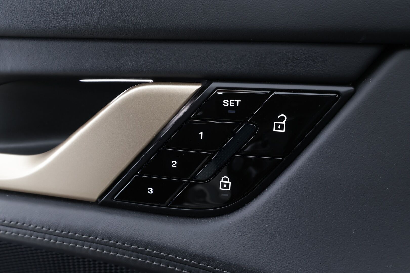 Porsche Taycan 2020 4S 420 kW * Sport-Chrono / Bose / 18-ist muistilla / PDLS+ / PASM / 360 Kamera / Lämpöpumppu * - 1.Om Suomi-auto / Näyttö matkustajalle / Akku kuntotarkastettu / Merkkihuollettu / Kahdet renkaat aluvanteilla