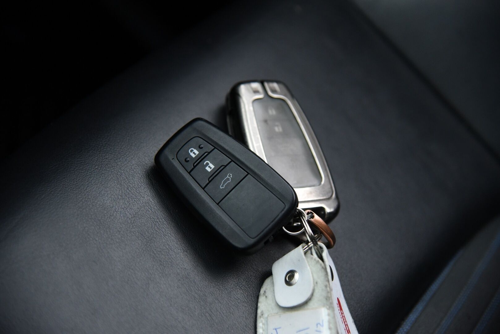 Toyota RAV4 2020 2,5 Hybrid Style Business / Suomi-Auto / Adapt. Vak. / JBL-Audio / P-Kamera / NAVI / LED / Sähköluukku - Juuri huollettu / Todella hyvin varusteltu! 