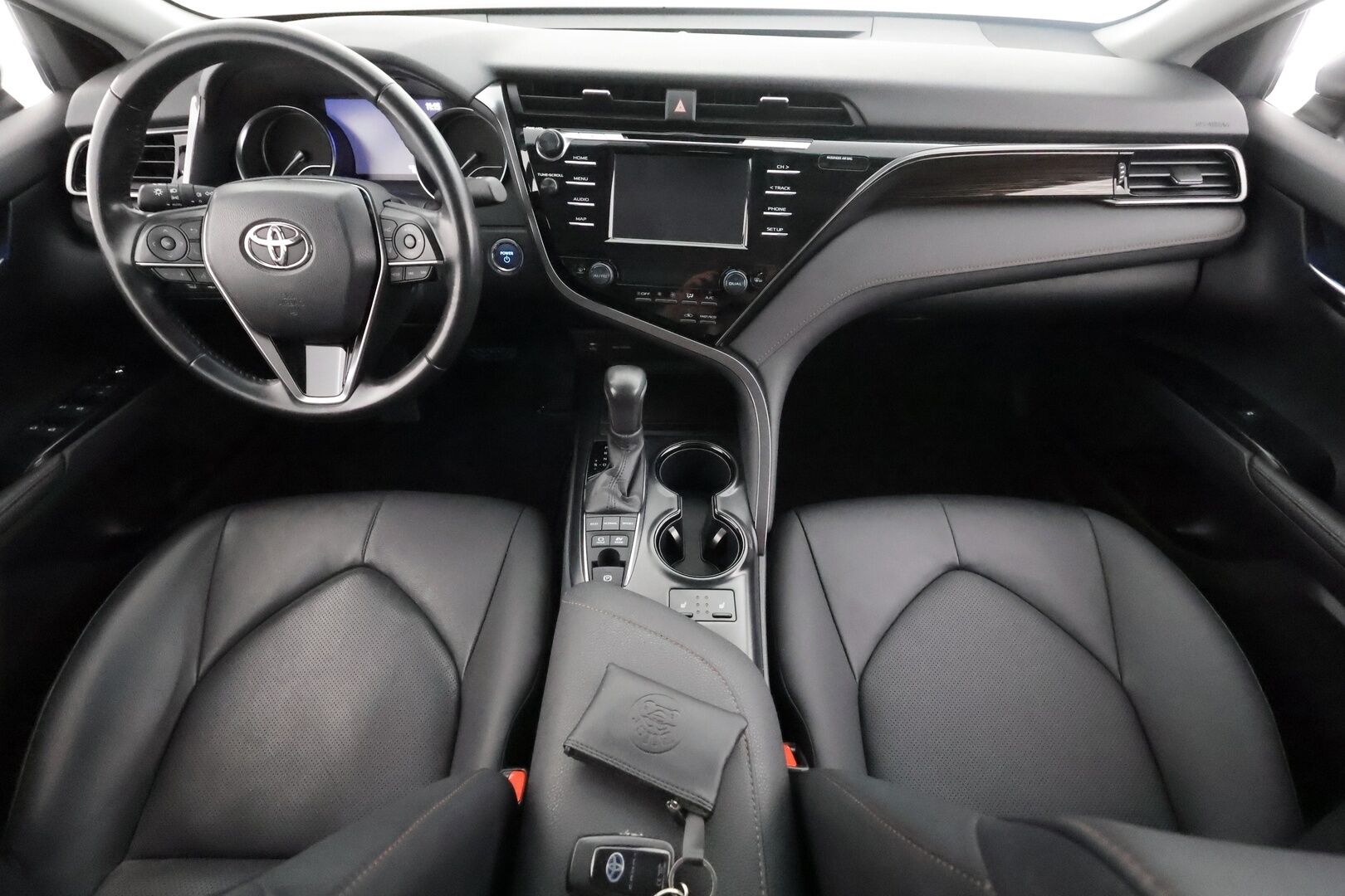 Toyota Camry 2020 2,5 Hybrid Active - Juuri huollettu | ACC | Sähkönahat | LED | P.kamera ja tutkat | Keyless | LTA | PCS | RSA | Bluetooth | Aut. pitkät | 1-om suomiauto | 2x renkaat aluin | - KORKO VAIN 3,99 %