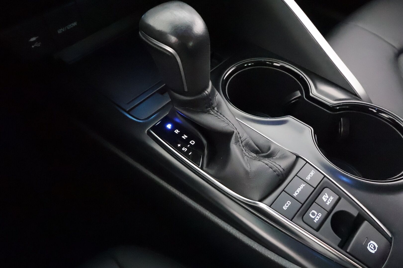 Toyota Camry 2020 2,5 Hybrid Active - Juuri huollettu | ACC | Sähkönahat | LED | P.kamera ja tutkat | Keyless | LTA | PCS | RSA | Bluetooth | Aut. pitkät | 1-om suomiauto | 2x renkaat aluin | - KORKO VAIN 3,99 %