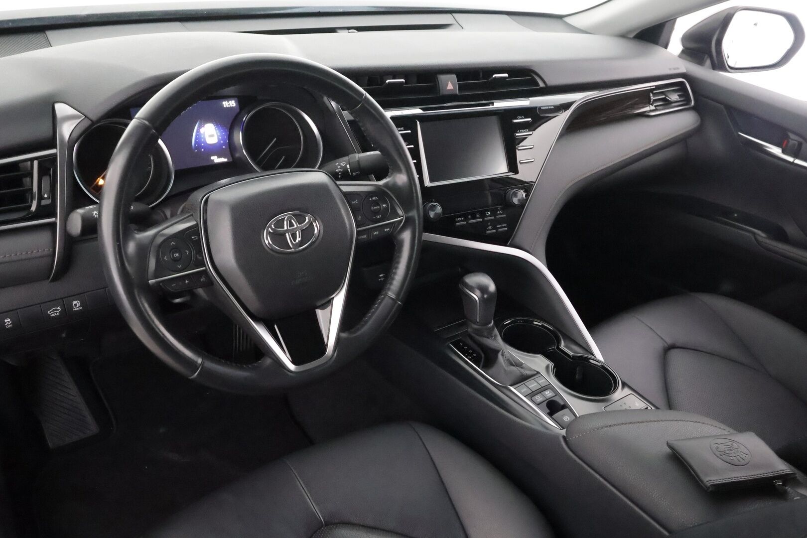 Toyota Camry 2020 2,5 Hybrid Active - Juuri huollettu | ACC | Sähkönahat | LED | P.kamera ja tutkat | Keyless | LTA | PCS | RSA | Bluetooth | Aut. pitkät | 1-om suomiauto | 2x renkaat aluin | - KORKO VAIN 3,99 %