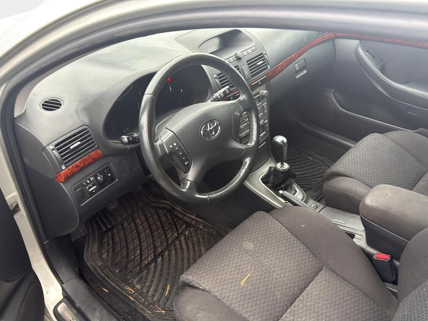 Toyota Avensis 2003 - YritysOutlet - Myydään vain yrityksille - - YritysOutlet - Myydään vain yrityksille