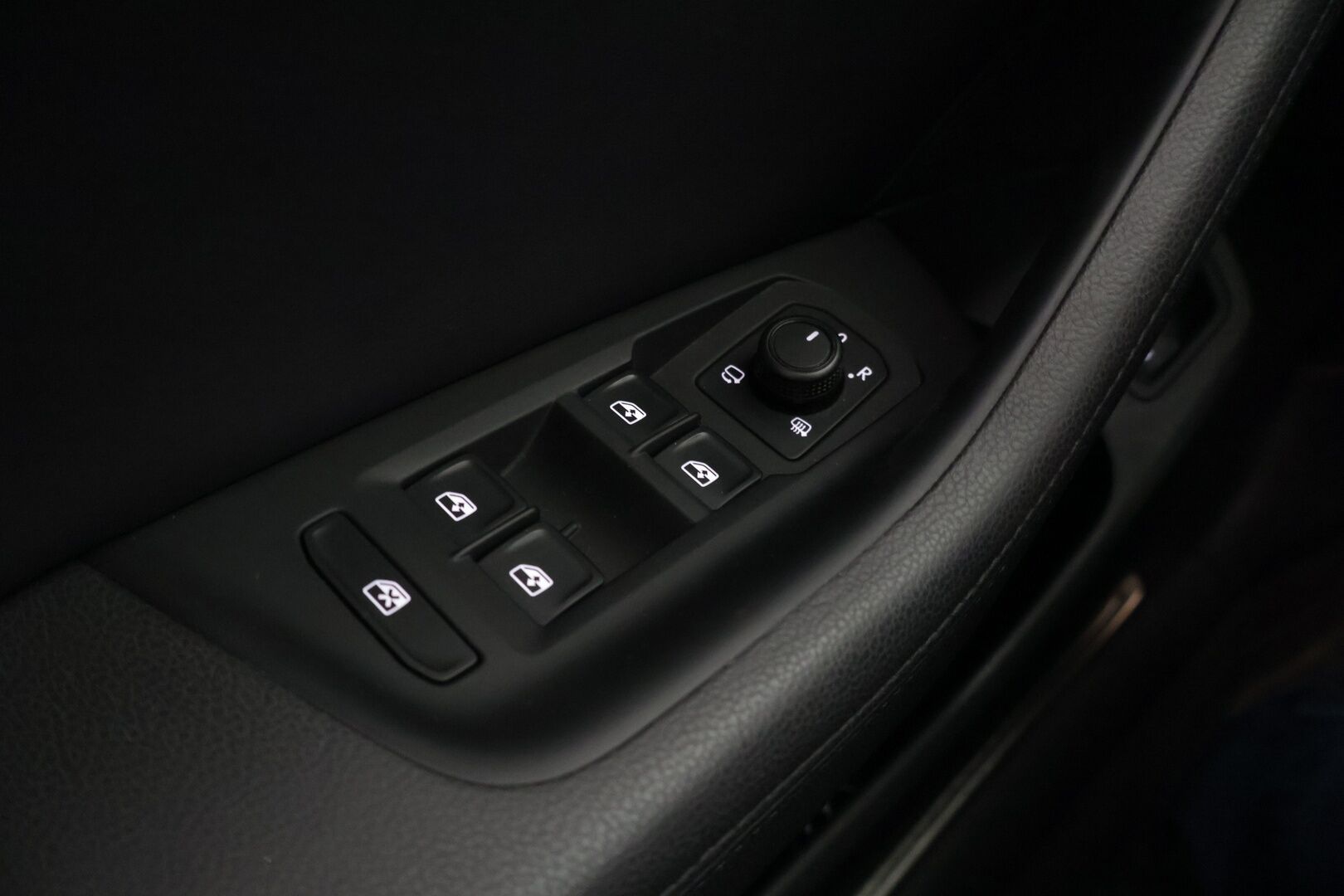 Volkswagen Passat 2018 PASSAT Farmari (AC) 5ov *Webasto / Digimittaristo / Muistipenkki / Nahka-alcantara / Adapt. vakkari / Lane assist / Koukku / S.kontti!* - *Jakohihna tehty!*