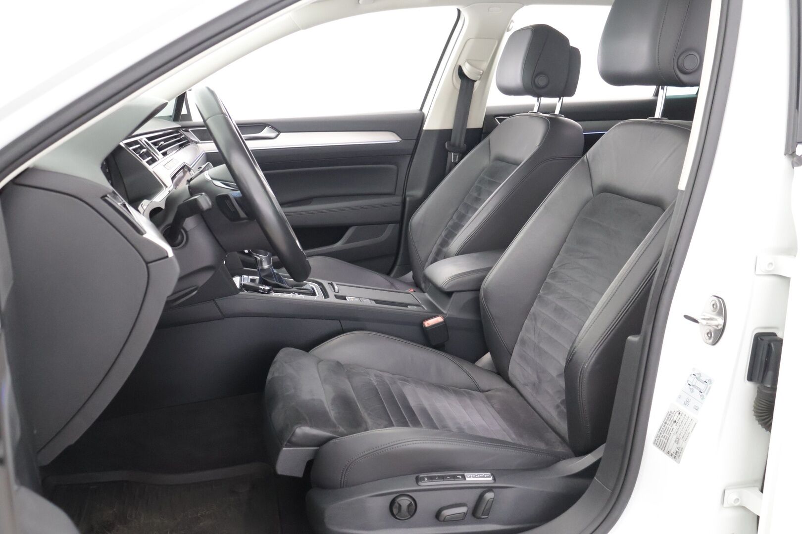 Volkswagen Passat 2018 PASSAT Farmari (AC) 5ov *Webasto / Digimittaristo / Muistipenkki / Nahka-alcantara / Adapt. vakkari / Lane assist / Koukku / S.kontti!* - *Jakohihna tehty!*