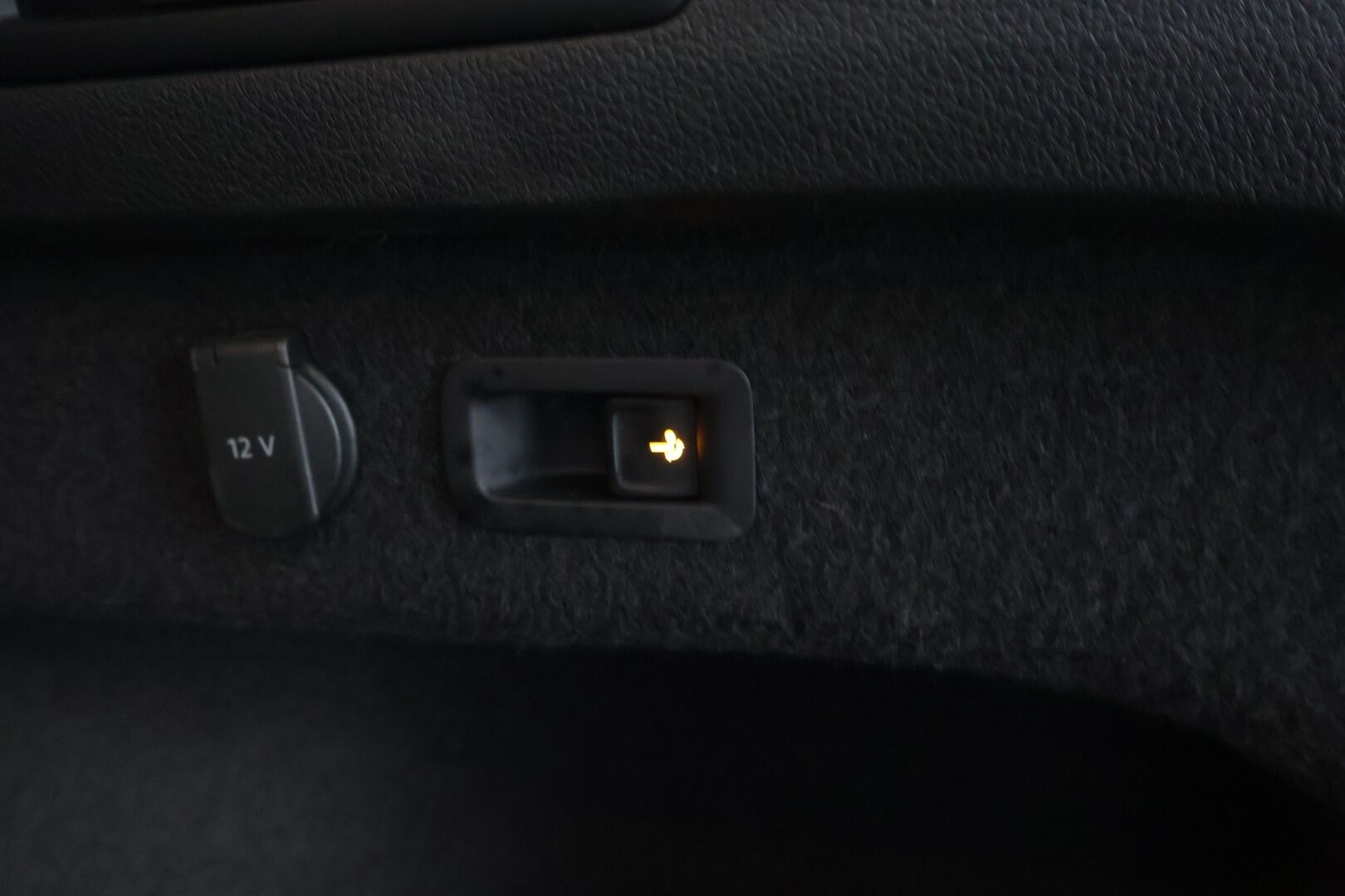 Volkswagen Passat 2018 PASSAT Farmari (AC) 5ov *Webasto / Digimittaristo / Muistipenkki / Nahka-alcantara / Adapt. vakkari / Lane assist / Koukku / S.kontti!* - *Jakohihna tehty!*