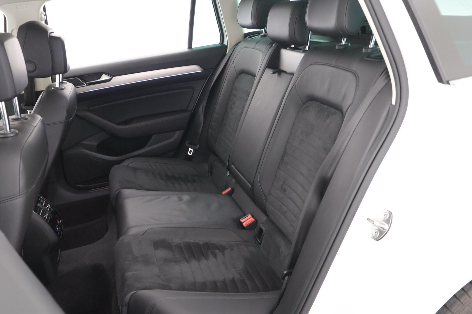 Volkswagen Passat 2018 PASSAT Farmari (AC) 5ov *Webasto / Digimittaristo / Muistipenkki / Nahka-alcantara / Adapt. vakkari / Lane assist / Koukku / S.kontti!* - *Jakohihna tehty!*
