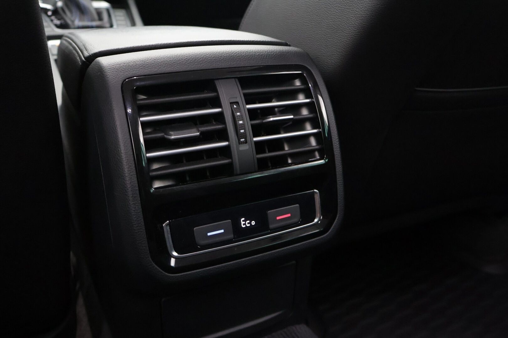 Volkswagen Passat 2018 PASSAT Farmari (AC) 5ov *Webasto / Digimittaristo / Muistipenkki / Nahka-alcantara / Adapt. vakkari / Lane assist / Koukku / S.kontti!* - *Jakohihna tehty!*
