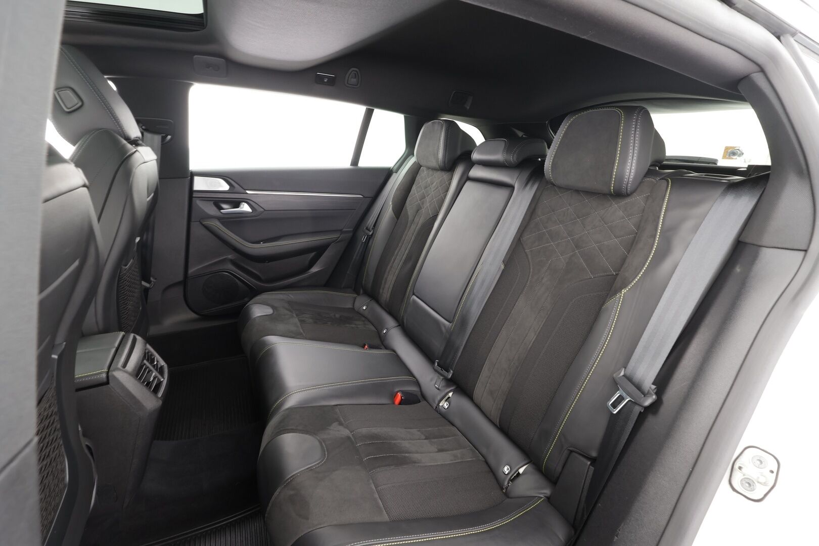 Peugeot 508 2021 SW PSE Hybrid4 360 EAT8-aut * Lasikatto / ACC / Full-LED / 360 / Focal Audio / Hierova Sportpenkki Muistilla * - Suomi-auto / Kahdet renkaat aluvanteilla