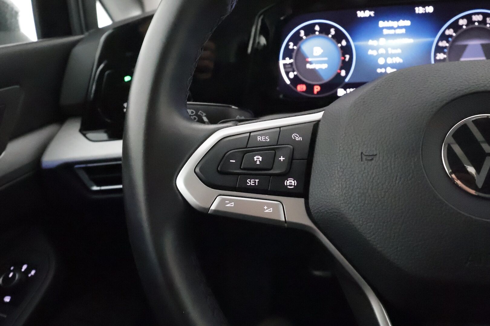 Volkswagen Golf 2022 Comfort Business 1,0 eTSI 81 kW (MHEV) DSG-automaatti **1.Om Suomi-auto / Webasto / Adapt.vakkari / P. Kamera** -  LED-valot / Digimittaristo / Kaistavahti / KeylessGO / 2x Renkaat 