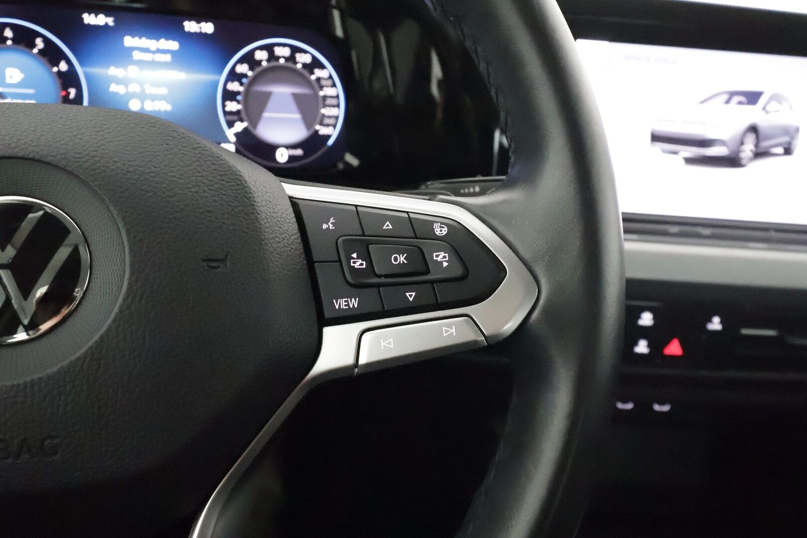 Volkswagen Golf 2022 Comfort Business 1,0 eTSI 81 kW (MHEV) DSG-automaatti **1.Om Suomi-auto / Webasto / Adapt.vakkari / P. Kamera** -  LED-valot / Digimittaristo / Kaistavahti / KeylessGO / 2x Renkaat 