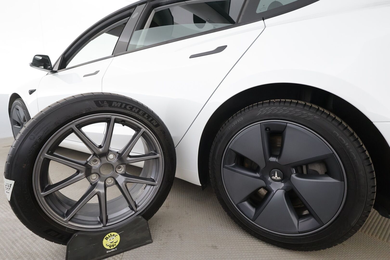 Tesla Model 3 2021 Long Range * ILP / Lasikatto / ACC / Matrix-LED / P.kamera / Muistipenkki / Premium Audio * - 1-om Suomi-auto / 2x Latauskaapelit / Kahdet renkaat aluvanteilla