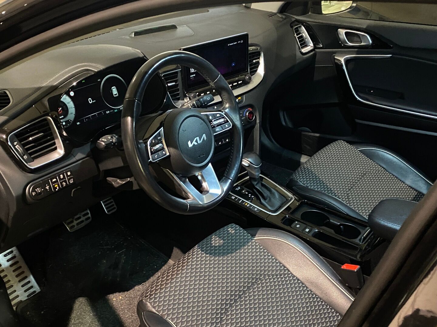 Kia Ceed 2022 1,6 GDI Plug-In Hybrid Business Premium SW DCT - | WEBASTO | 1-Omisteinen Suomi-auto | Adapt. Vakkari | Peruutuskamera | Digimittaristo | Juuri huollettu | 2x Renkaat ja vanteet | - KORKO VAIN 3,99 %