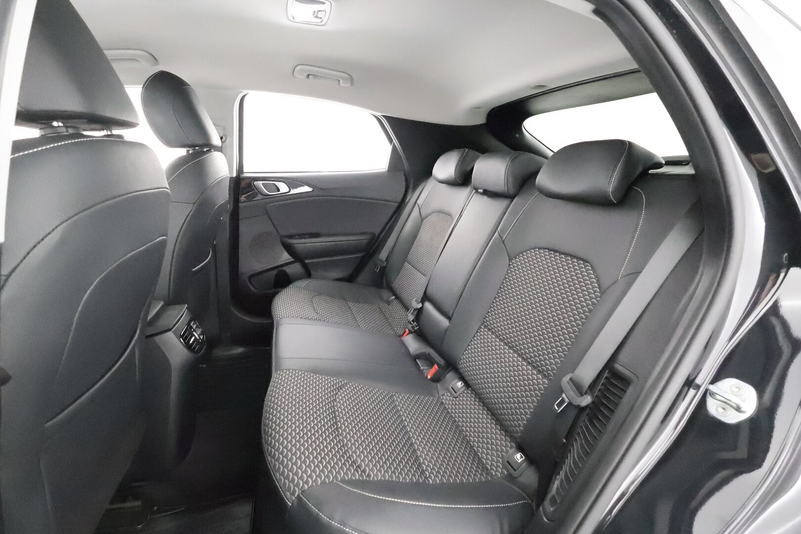 Kia XCeed 2022 1,6 GDI Plug-In Hybrid Business Premium DCT * ACC / Puolinahat / P.kamera / Navi / LED / Sähköluukku / Keyless * - 1.Om Suomi-auto / Kahdet renkaat aluvanteilla / Merkkihuollettu - HULLUT AVAJAISHULINAT KORKOTARJOUS 3,29 %