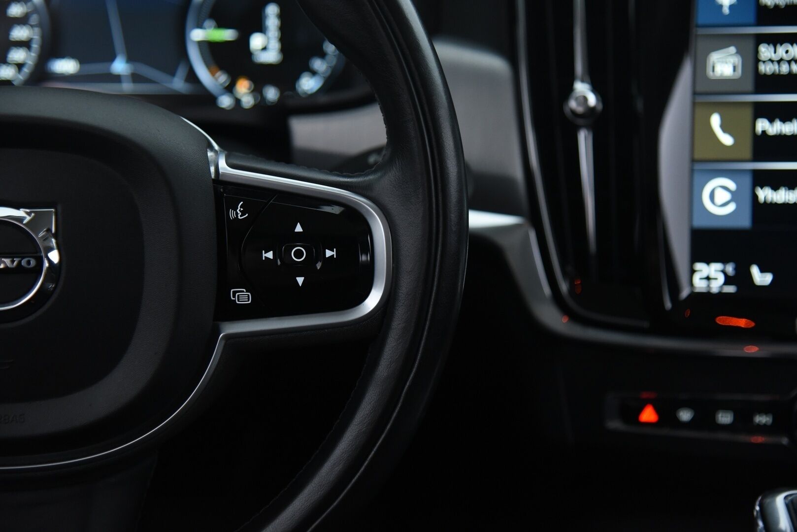 Volvo V90 2018 T8 AWD Momentum aut *Adapt.vakkari / BLIS / VOC / P.kamera / Navi / Koukku*